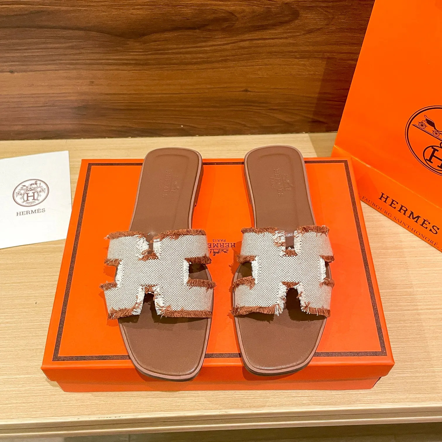 👟👟Ex-factory price 480👟👟 Hermes/Hermes new oran tassel slippers, eyelash slippers, classic slippers, exclusively customized dyed jacquard cotton fabric, woven in white and original colors! Purely hand-drawn raw edge craftsmanship creates a tassel effect. The lining and insole are made of imported soft lambskin and genuine leather outsole. Summer is here, and everyone has a pair, a must-have when going out! It doesn't rub your feet at all and is super comfortable on your feet. black pink green brown size: 35-41